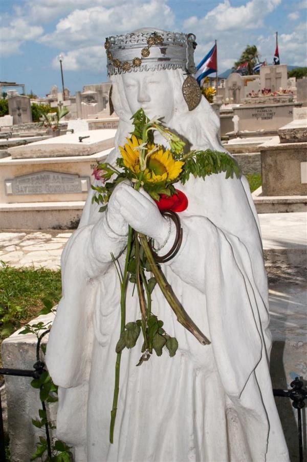 la imagen de la Santa Teresa de Jesús_cementerio santa ifigenia