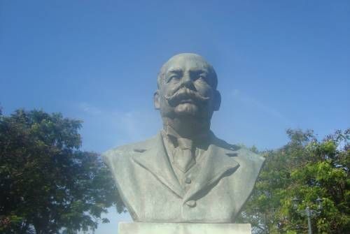 Monumento en el paseo del puerto de Santiago de Cuba