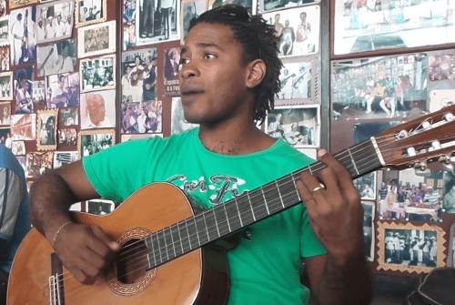 Reinier Fernandez, el único joven seguidor de la trova tradicional