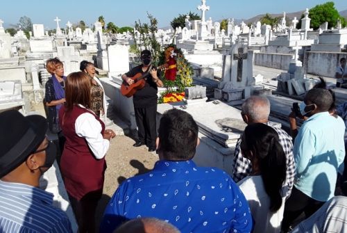 Melodias Cubanas cantaron ante la tumba de Miguel Matamoros el 15 de abril, aniversario de su muerte