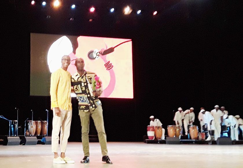 Raimel Despaigne (derecha) recibe el Reconocimiento de la Enseñanza Artística, entregado por Boston Fernando, presidente del Consejo Provincial de las Artes Escénicas FOLK 4