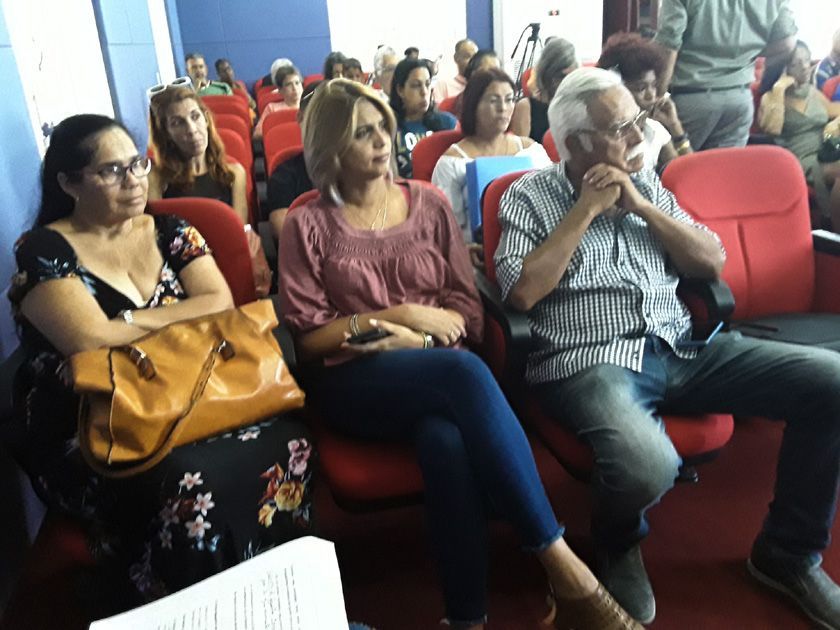Entre los asistentes, Omar López, director de la OCC, y Gretchen Menéndez, directora del Centro Provincial del Libro y la Literatura LIBROOLGUITA 4