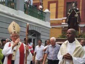 La imagen del patrón de Santiago de Cuba procesionó por el entorno de la Catedral