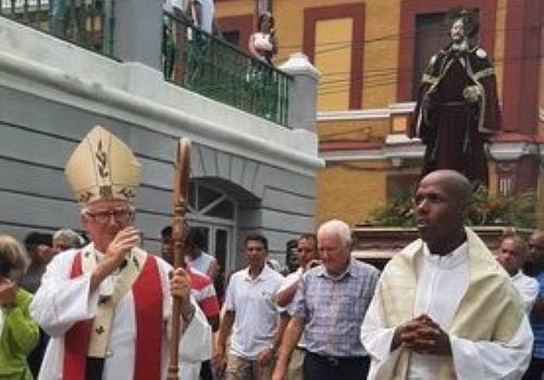 La imagen del patrón de Santiago de Cuba procesionó por el entorno de la Catedral
