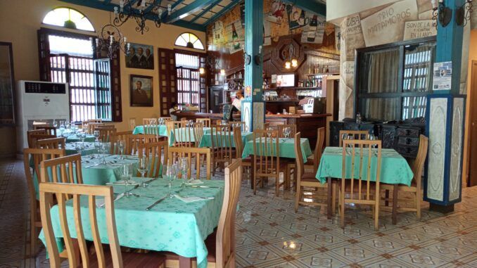 Cafetería Restaurante Matamoros en el centro de Santiago de Cuba.