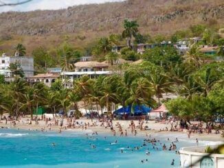 Playa Siboney en  Santiago de Cuba: El sol y el mar siempre le acompaña.