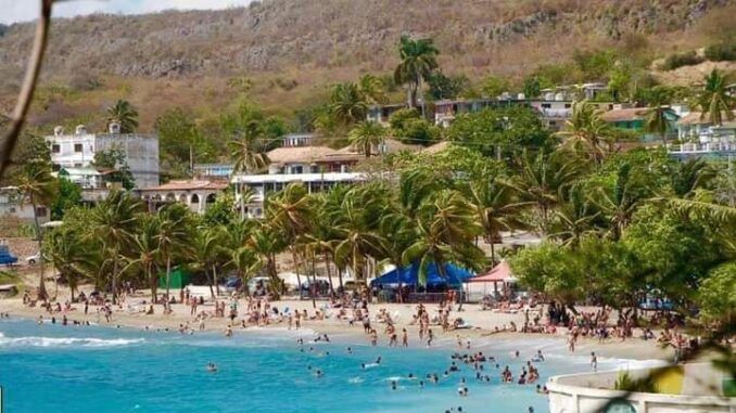 Playa Siboney en  Santiago de Cuba: El sol y el mar siempre le acompaña.