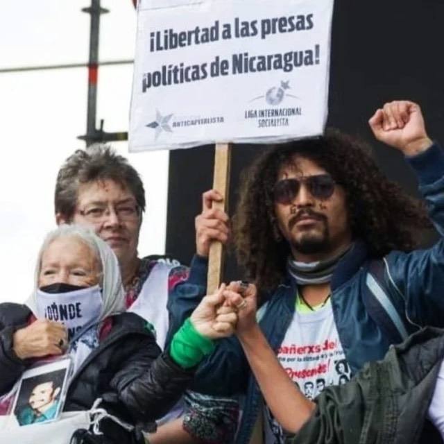 Mohamet Pacheco, exestudiante nicaragüense exiliado y militante de la Alternativa Anticapitalista de Nicaragua, junto a Madres y Abuelas de Plaza de Mayo, en Buenos Aires