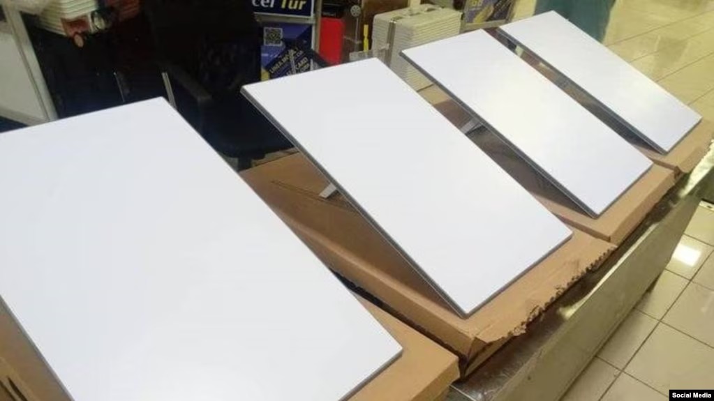 Equipos de Starlink decomisados a viajeros por la Aduana General de la República de Cuba. (Facebook/Aduana de Cuba)
