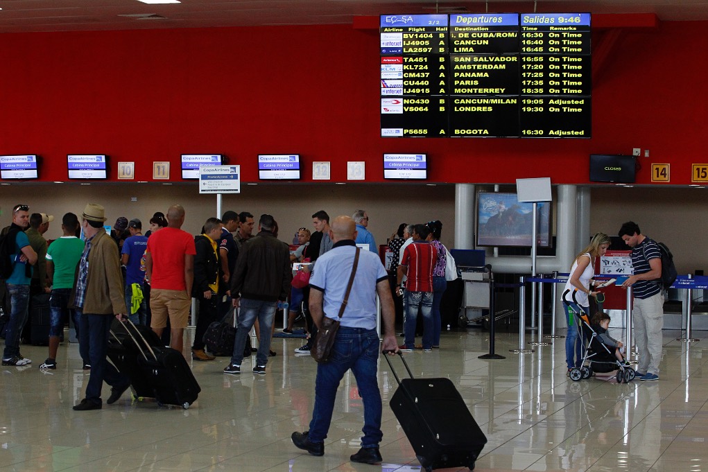 Viajeros en el Aeropuerto Internacional José Martí, La Habana