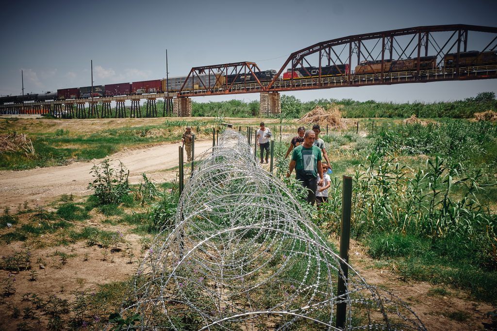 Cientos de migrantes cruzan cada día de Piedras Negras, México, a Eagle Pass, Texas / Foto: Kako Escalona