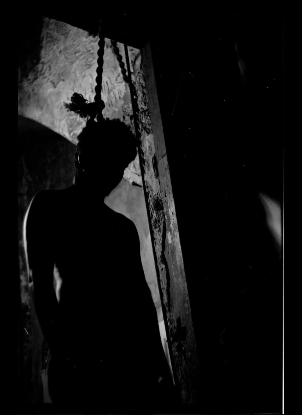 Fotografía de la serie «Mil maneras de morir accidentado» (2020-2021). Luis Manuel Otero Alcántara con la colaboración del artista Anyelo Troya.