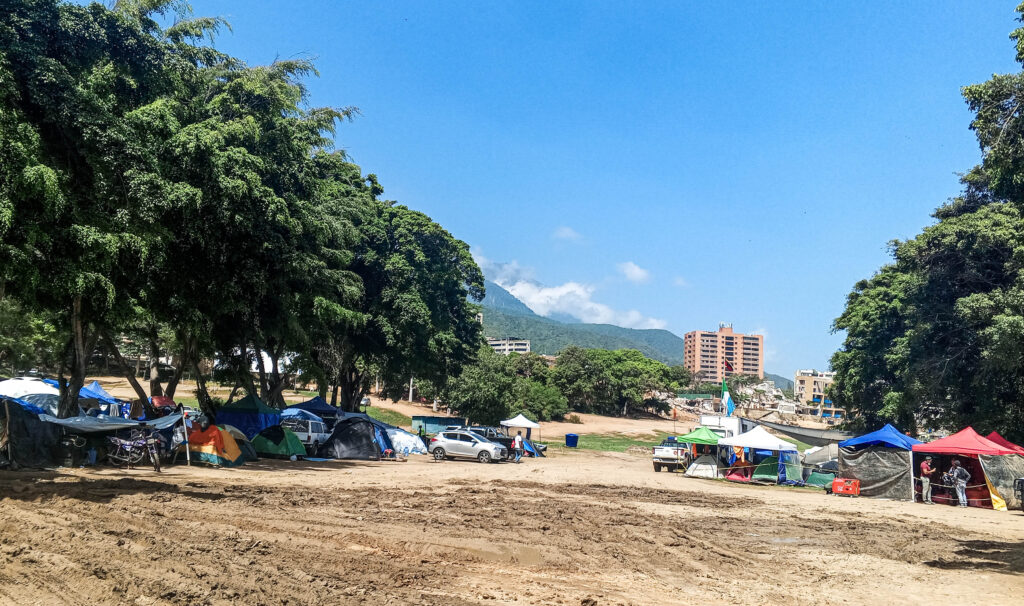 Campamentos provisionales en La Guaira / Foto: Nala de Vega