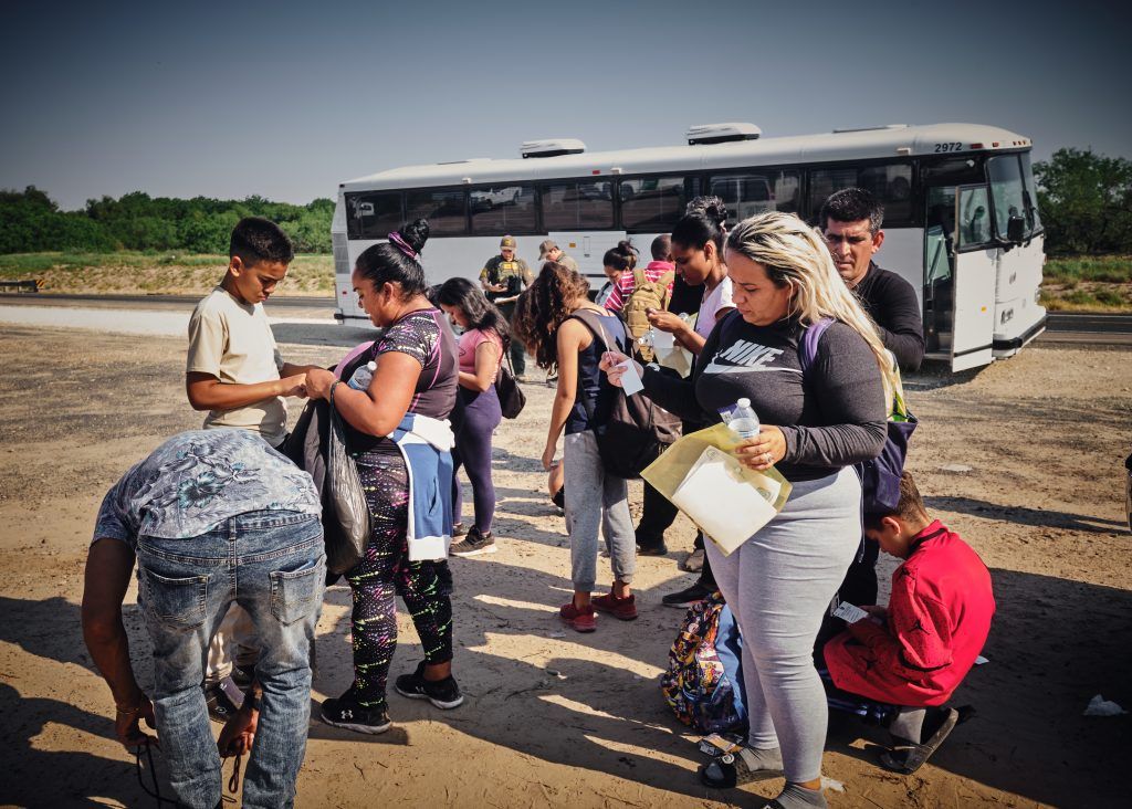 Migrantes abordado un bus para dirigirse a los centros de procesamiento de ICE. / Foto: Kako Escalona