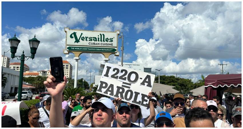 Cubanos en protesta a las afueras del Versailles / Foto tomada de Internet