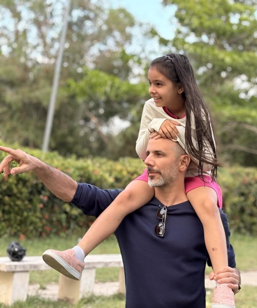 Henry junto a su pequeña hija. También tiene otro hijo mayor. Foto tomada de Facebook