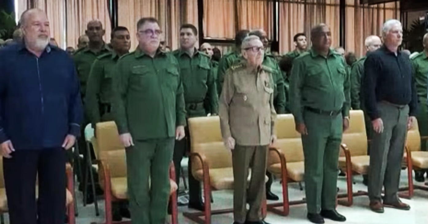 Raúl Castro (1931) junto a parte de la plana mayor del gobierno cubano en un acto transmitido por la televisión nacional