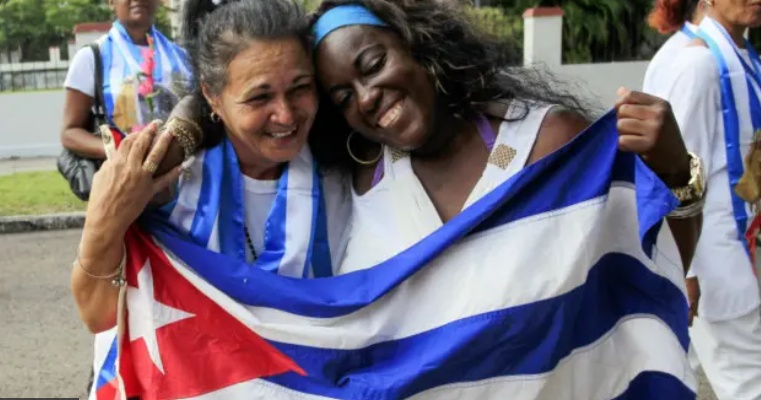 Las opositoras Aide Gallardo (izqda.) y Sonia Garro con la bandera cubana / Foto: Reuters/ vía BBC.