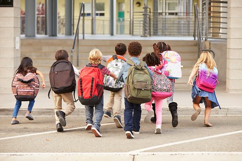 Los expertos advierten sobre los errores de los escolares en el uso de pantallas, mochilas o hábitos posturales para evitar problemas de espalda Los expertos advierten sobre los errores de los escolares en el uso de pantallas, mochilas o hábitos posturales para evitar problemas de espalda
