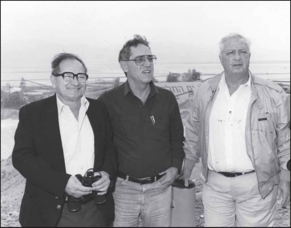 Rafi Eitan, Arieh Shahar y Ariel Sharon (primer ministro israeli, 2001–2006) en Israel Chemicals