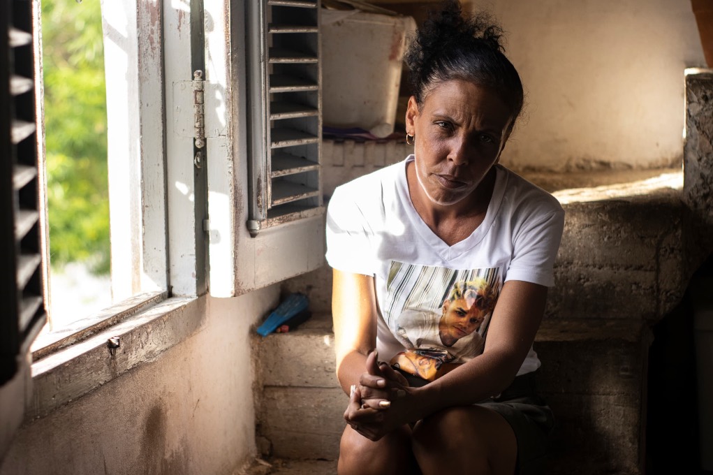 Yenisey Taboada Ortiz, en su casa; desde julio de 2021, su hijo Duannis es un preso político en Cuba.